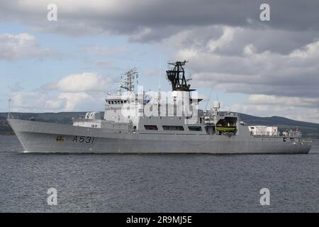 KNM Nordkapp (A531), un navire de classe Nordkapp exploité par la Royal Norwegian Navy, passant Greenock sur le Firth de Clyde. Le navire participe à l'exercice Sea Breeze 23-1 (nommé Alba Breeze en reconnaissance de la nation hôte temporaire), un exercice militaire multinational qui a lieu cette année en Écosse, au lieu de la nation hôte habituelle de l'Ukraine. Ce navire avait auparavant servi avec la garde-côtes norvégienne en tant que NoCGV Nordkapp (W320) comme navire de patrouille offshore, jusqu'à ce qu'elle soit transférée à la marine en novembre 2022, où elle est maintenant au sein de l'escadron de déminage 1st. Banque D'Images