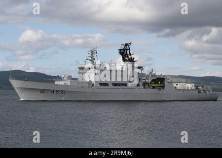 KNM Nordkapp (A531), un navire de classe Nordkapp exploité par la Royal Norwegian Navy, passant Greenock sur le Firth de Clyde. Le navire participe à l'exercice Sea Breeze 23-1 (nommé Alba Breeze en reconnaissance de la nation hôte temporaire), un exercice militaire multinational qui a lieu cette année en Écosse, au lieu de la nation hôte habituelle de l'Ukraine. Ce navire avait auparavant servi avec la garde-côtes norvégienne en tant que NoCGV Nordkapp (W320) comme navire de patrouille offshore, jusqu'à ce qu'elle soit transférée à la marine en novembre 2022, où elle est maintenant au sein de l'escadron de déminage 1st. Banque D'Images