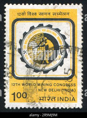 INDE - VERS 1984: Timbre imprimé par l'Inde, montre l'emblème du Congrès minier mondial de 12th, vers 1984 Banque D'Images