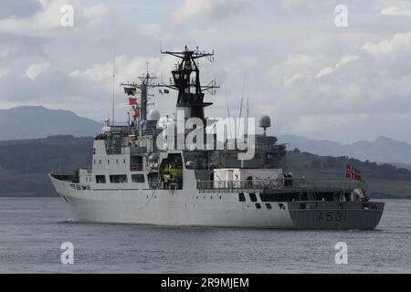 KNM Nordkapp (A531), un navire de classe Nordkapp exploité par la Royal Norwegian Navy, passant Greenock sur le Firth de Clyde. Le navire participe à l'exercice Sea Breeze 23-1 (nommé Alba Breeze en reconnaissance de la nation hôte temporaire), un exercice militaire multinational qui a lieu cette année en Écosse, au lieu de la nation hôte habituelle de l'Ukraine. Ce navire avait auparavant servi avec la garde-côtes norvégienne en tant que NoCGV Nordkapp (W320) comme navire de patrouille offshore, jusqu'à ce qu'elle soit transférée à la marine en novembre 2022, où elle est maintenant au sein de l'escadron de déminage 1st. Banque D'Images