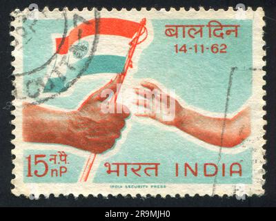 INDE - VERS 1962: Timbre imprimé par l'Inde, montre enfant atteignant pour drapeau, vers 1962 Banque D'Images