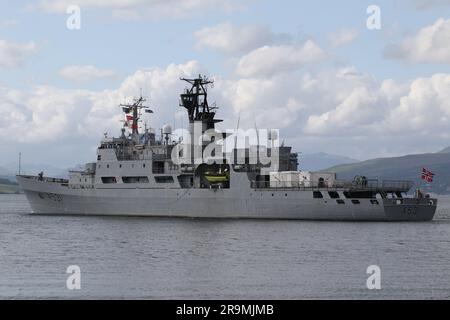 KNM Nordkapp (A531), un navire de classe Nordkapp exploité par la Royal Norwegian Navy, passant Greenock sur le Firth de Clyde. Le navire participe à l'exercice Sea Breeze 23-1 (nommé Alba Breeze en reconnaissance de la nation hôte temporaire), un exercice militaire multinational qui a lieu cette année en Écosse, au lieu de la nation hôte habituelle de l'Ukraine. Ce navire avait auparavant servi avec la garde-côtes norvégienne en tant que NoCGV Nordkapp (W320) comme navire de patrouille offshore, jusqu'à ce qu'elle soit transférée à la marine en novembre 2022, où elle est maintenant au sein de l'escadron de déminage 1st. Banque D'Images