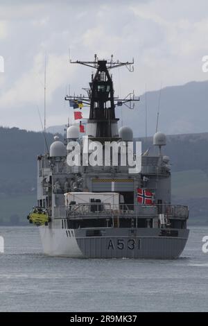 KNM Nordkapp (A531), un navire de classe Nordkapp exploité par la Royal Norwegian Navy, passant Greenock sur le Firth de Clyde. Le navire participe à l'exercice Sea Breeze 23-1 (nommé Alba Breeze en reconnaissance de la nation hôte temporaire), un exercice militaire multinational qui a lieu cette année en Écosse, au lieu de la nation hôte habituelle de l'Ukraine. Ce navire avait auparavant servi avec la garde-côtes norvégienne en tant que NoCGV Nordkapp (W320) comme navire de patrouille offshore, jusqu'à ce qu'elle soit transférée à la marine en novembre 2022, où elle est maintenant au sein de l'escadron de déminage 1st. Banque D'Images