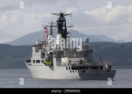 KNM Nordkapp (A531), un navire de classe Nordkapp exploité par la Royal Norwegian Navy, passant Greenock sur le Firth de Clyde. Le navire participe à l'exercice Sea Breeze 23-1 (nommé Alba Breeze en reconnaissance de la nation hôte temporaire), un exercice militaire multinational qui a lieu cette année en Écosse, au lieu de la nation hôte habituelle de l'Ukraine. Ce navire avait auparavant servi avec la garde-côtes norvégienne en tant que NoCGV Nordkapp (W320) comme navire de patrouille offshore, jusqu'à ce qu'elle soit transférée à la marine en novembre 2022, où elle est maintenant au sein de l'escadron de déminage 1st. Banque D'Images