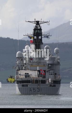 KNM Nordkapp (A531), un navire de classe Nordkapp exploité par la Royal Norwegian Navy, passant Greenock sur le Firth de Clyde. Le navire participe à l'exercice Sea Breeze 23-1 (nommé Alba Breeze en reconnaissance de la nation hôte temporaire), un exercice militaire multinational qui a lieu cette année en Écosse, au lieu de la nation hôte habituelle de l'Ukraine. Ce navire avait auparavant servi avec la garde-côtes norvégienne en tant que NoCGV Nordkapp (W320) comme navire de patrouille offshore, jusqu'à ce qu'elle soit transférée à la marine en novembre 2022, où elle est maintenant au sein de l'escadron de déminage 1st. Banque D'Images