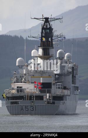 KNM Nordkapp (A531), un navire de classe Nordkapp exploité par la Royal Norwegian Navy, passant Greenock sur le Firth de Clyde. Le navire participe à l'exercice Sea Breeze 23-1 (nommé Alba Breeze en reconnaissance de la nation hôte temporaire), un exercice militaire multinational qui a lieu cette année en Écosse, au lieu de la nation hôte habituelle de l'Ukraine. Ce navire avait auparavant servi avec la garde-côtes norvégienne en tant que NoCGV Nordkapp (W320) comme navire de patrouille offshore, jusqu'à ce qu'elle soit transférée à la marine en novembre 2022, où elle est maintenant au sein de l'escadron de déminage 1st. Banque D'Images