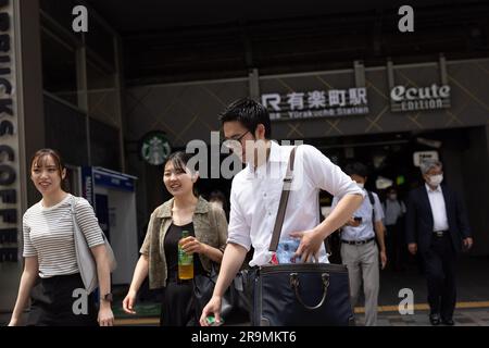 Tokyo, Japon. 27th juin 2023. Les passagers du métro sortent de la station Yurakucho dans le centre de Tokyo. Crédit : SOPA Images Limited/Alamy Live News Banque D'Images