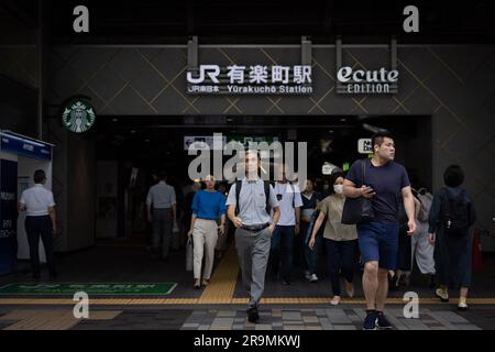 Tokyo, Japon. 27th juin 2023. Les passagers du métro sortent de la station Yurakucho dans le centre de Tokyo. (Photo de Stanislav Kogiku/SOPA Images/Sipa USA) crédit: SIPA USA/Alay Live News Banque D'Images