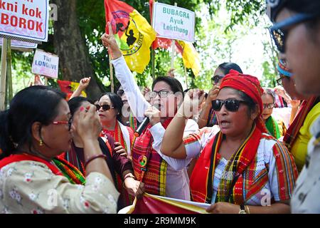 Les membres des ailes féminines de ''TIPRA Motha'', dans une manifestation massive appelée 'Raj Bhavan Abhiyan', ont exigé l'adoption du script romain pour la langue de Kokborok, à Agartala. Tripura, Inde. Banque D'Images