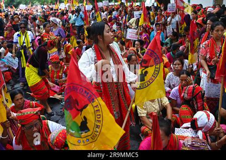 Les membres des ailes féminines de ''TIPRA Motha'', dans une manifestation massive appelée 'Raj Bhavan Abhiyan', ont exigé l'adoption du script romain pour la langue de Kokborok, à Agartala. Tripura, Inde. Banque D'Images