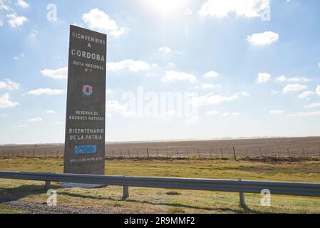 1 juin, Cordoue, Argentine : panneau en bord de route accueillant les voyageurs dans la province Argentine de Cordoue. Banque D'Images