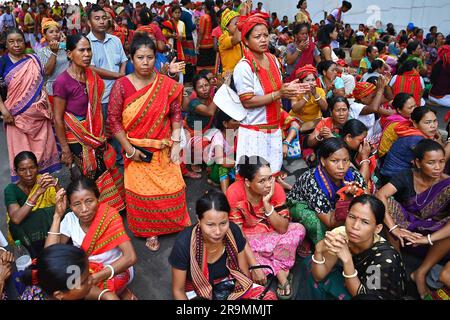 Les membres des ailes féminines de ''TIPRA Motha'', dans une manifestation massive appelée 'Raj Bhavan Abhiyan', ont exigé l'adoption du script romain pour la langue de Kokborok, à Agartala. Tripura, Inde. Banque D'Images