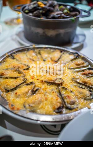 Moules belges traditionnelles cuites à la vapeur, moules au fromage en Belgique Banque D'Images