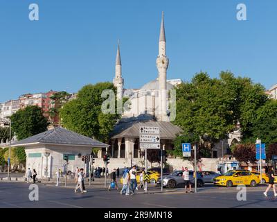 Trafiic attend à un carrefour à Uskudar avec la mosquée Mihrimah Sultan derrière, Istanbul Turquie Banque D'Images