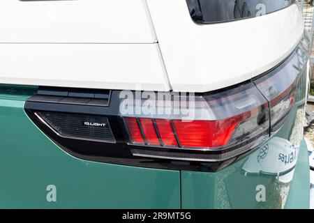 Bordeaux , France - 06 27 2023 : Volkswagen ID. Logo Buzz sur le feu rouge arrière de la fourgonnette allemande EV Electric Vehicle Van VW Banque D'Images