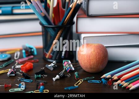 Retour à l'école avec le fond de papeterie tels que les livres, stylos, crayons, globe. Concept de retour à l'école. Formation du concept de base des étudiants Banque D'Images