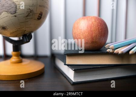 Retour à l'école avec le fond de papeterie tels que les livres, stylos, crayons, globe. Concept de retour à l'école. Formation du concept de base des étudiants Banque D'Images