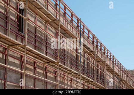 Échafaudage construit sur un nouveau bâtiment d'appartements. nouvelle construction en construction Banque D'Images