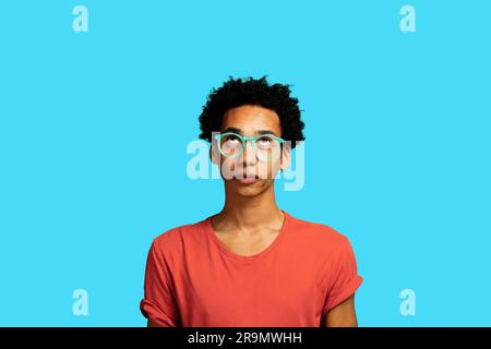 Portrait de l'homme afro-américain qui pense à la recherche portant des lunettes et des cheveux afro Banque D'Images