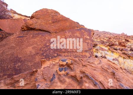 Twyfelfontein (Afrikaans: Uncertain Spring), officiellement connu sous le nom de ǀUi-ǁAis (Damara/Nama: Saut d'eau), est un site de gravures rupestres anciennes dans le TH Banque D'Images