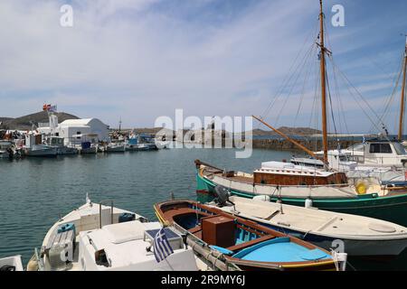 Vue sur le port depuis le village de Naoussa sur l'île des Cyclades de Paros-Grèce Banque D'Images