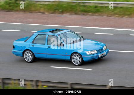 1999 90s années quatre-vingt dix Ford Sierra Sapphire LX CVH Blue car Saloon Pétrol 1769 cc voyageant à vitesse sur l'autoroute M6 dans le Grand Manchester, Royaume-Uni Banque D'Images