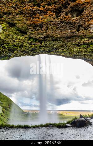 Passage sous cascade. Sud de l'Islande. Mouvement d'exposition prolongée eau floue Banque D'Images