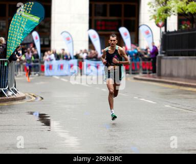 Emile Cairess (GBR), passant par Cabot Square, en route pour terminer 6e, en 02:08:07, dans le Marathon Elite 2023 de Londres masculin Banque D'Images