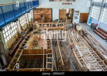 Albaola. Reconstruction historique de Whaling Boat dans le port basque de Pasaia, Gipuzkoa, Espagne Banque D'Images