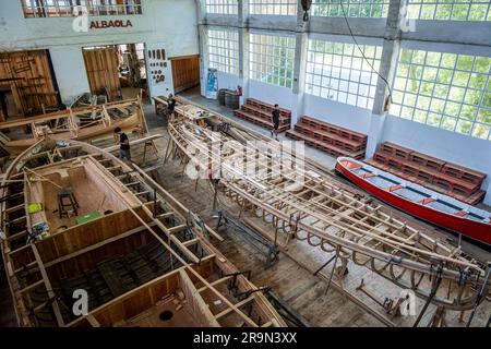 Albaola. Reconstruction historique de Whaling Boat dans le port basque de Pasaia, Gipuzkoa, Espagne Banque D'Images