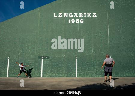 Jeu de pelota, à Langarika, pays Basque, Espagne Banque D'Images