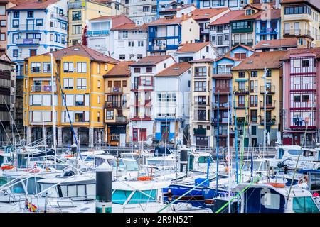 Vieille ville et port de pêche de 1983 dans la province de Biscaye Pays Basque nord de l'Espagne Banque D'Images