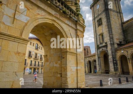 Arche et église de Santa Ana, Durango, pays Basque, Espagne Banque D'Images