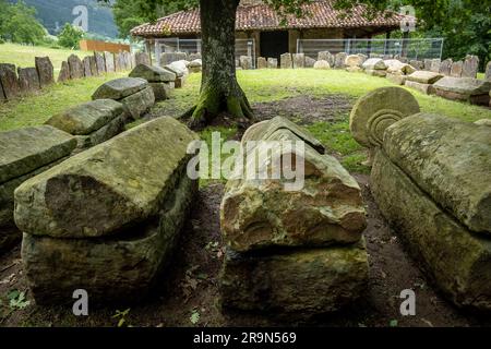 Necrópolis de San Adrián de Argiñeta, Ermita de San Adrián, Elorrio, Vizcaya, País Vasco, España Banque D'Images