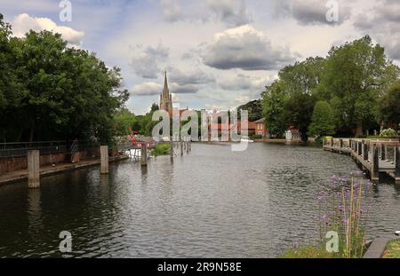 La Tamise à Marlow avec son déversoir et son église Banque D'Images