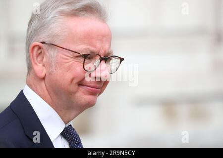 Londres, Royaume-Uni. 27th juin 2023. Michael Gove, secrétaire d'État à la mise à niveau, au logement et aux collectivités, part après la réunion du Cabinet Downing Street no 10. Banque D'Images