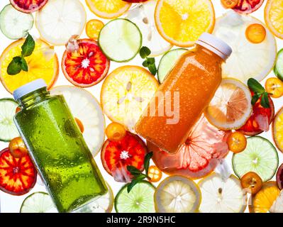 Bouteilles de jus frais sur fond d'agrumes. Motif transparent. Banque D'Images