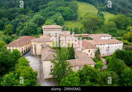 Le complexe du Monument historique de Quejana. Palais Ayala. Vue d'ensemble. Situé dans un couvent, une église et une chapelle. Pays basque, Espagne Banque D'Images