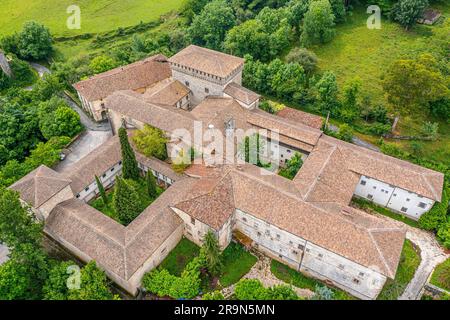 Le complexe du Monument historique de Quejana. Palais Ayala. Vue d'ensemble. Situé dans un couvent, une église et une chapelle. Pays basque, Espagne Banque D'Images