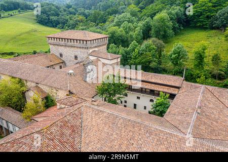 Le complexe du Monument historique de Quejana. Palais Ayala. Vue d'ensemble. Situé dans un couvent, une église et une chapelle. Pays basque, Espagne Banque D'Images