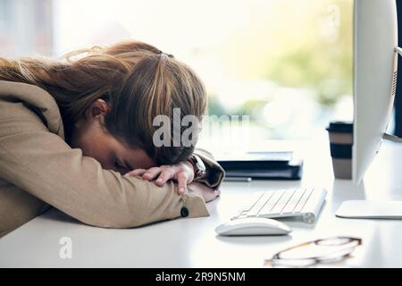 Femme d'affaires fatiguée, dormant et bureau dans l'épuisement, le stress ou la panne mentale au bureau. Une femme ou un employé épuisé doit reposer la tête sur la table Banque D'Images