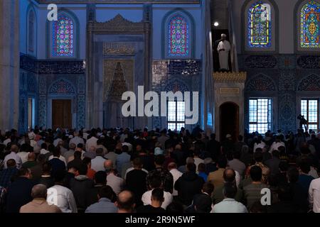 Ankara, Turquie. 28th juin 2023. Un imam mène la prière Eid à la mosquée Kocatepe. À Ankara, les musulmans de la mosquée Kocatepe se sont réunis pour effectuer des prières d'Eid à l'occasion d'Eid al-Adha. La prière EID est exécutée pendant le Ramadan et Eid-al-Adha, qui sont considérés comme sacrés pour les musulmans. EID al-Adha ou le Festival du sacrifice est célébré dans le monde musulman comme une commémoration de la volonté d'Abraham de sacrifier son fils pour Dieu, et les vaches, chèvres et moutons sont traditionnellement abattus le jour le plus sacré. Crédit : SOPA Images Limited/Alamy Live News Banque D'Images