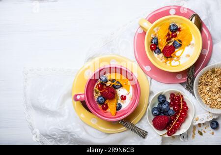 Petit déjeuner sain avec muesli, yaourt et baies fraîches dans la tasse Banque D'Images