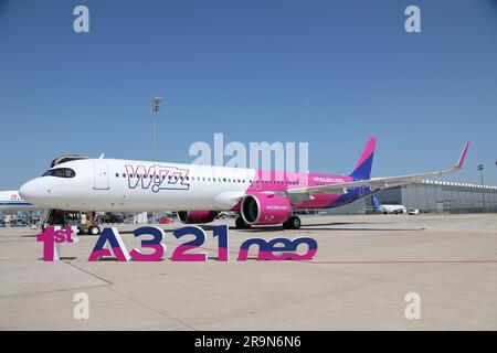 Tianjin. 28th juin 2023. Cette photo prise sur 27 juin 2023 montre l'avion A321neo livré à l'avion Wizz Air de Hongrie, dans le nord de la Chine, à Tianjin. Airbus a, pour la première fois, livré à un client européen un avion assemblé dans la municipalité de Tianjin, dans le nord de la Chine. Credit: Xinhua/Alay Live News Banque D'Images