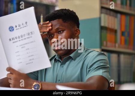 (230628) -- CHANGSHA, 28 juin 2023 (Xinhua) -- Magoua Ardain travaille sur son projet de remise des diplômes dans une bibliothèque de l'Université du Sud central à Changsha, dans la province du Hunan, au centre de la Chine, à 14 juin 2023. M. Magoua Ardain, âgé de vingt-quatre ans, est un senior du Collège de génie mécanique et électrique (CMEE) de l'Université Central South. Ardain est spécialisé dans la conception, la fabrication et l'automatisation en génie mécanique, qu'il aime beaucoup et qu'il fait un très bon travail. Il parle aussi très couramment le chinois et a de nombreux amis à l'école. « Je suis très heureux et je partage toujours ma vie ici Banque D'Images