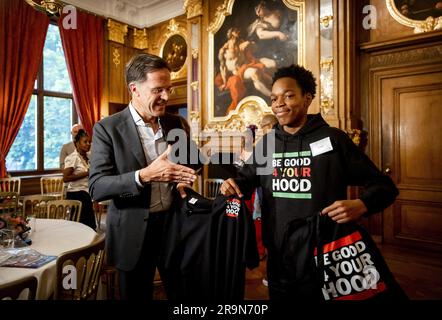 LA HAYE - les enfants au cours d'une conversation en Mauritanie avec le Premier ministre Mark Rutte au sujet du passé de l'esclavage. Selon une étude du correspondant des enfants, plus de la moitié des enfants ont honte de cette partie de l'histoire hollandaise. ANP KOEN VAN WEEL pays-bas hors - belgique hors Banque D'Images