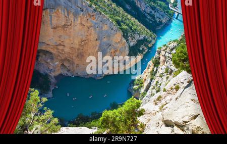 Rideaux rouges en théâtre ouvert contre le plus grand canyon européen appelé Gorges du Verdon (Europe-France-Provence) - image conceptuelle. Banque D'Images