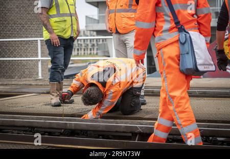 NIJMEGEN - pays-Bas, 28/06/2023, les employés inspectent le pont ferroviaire au-dessus du Waal. Pour des raisons de sécurité, aucun train ne traverse le pont ferroviaire, ce qui signifie qu'aucun trafic ferroviaire entre Arnhem et Nimègue n'est possible. ANP JEROEN JUMELET pays-bas sortie - belgique sortie Banque D'Images