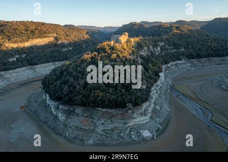 Méandre de la rivière ter et monastère bénédictin de Sant Pere de Casserres, réservoir de Sau, Osona, Barcelone, espagne Banque D'Images