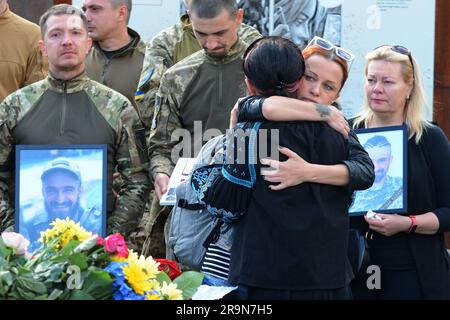 Kiev, Ukraine. 28th juin 2023. Des parents et des amis pleurent près du cercueil avec le corps du militaire Yury Samanyuk pendant les adieux sur la place de l'indépendance. Dans la guerre russo-ukrainienne, l'ancien commandant du groupe de pompiers mobiles séparé 'Oril' de la brigade mécanisée séparée 'Kholodny Yar' de la région d'Ivano-Frankivsk, Yuriy Samaniuk, est décédé en 93rd. Yuriy Samanyuk est originaire de Vorokhta, dans la région d'Ivano-Frankivsk. Dans la vie civile, il a été entraîneur dans les sports de main à main et a fait des meubles. Crédit : SOPA Images Limited/Alamy Live News Banque D'Images